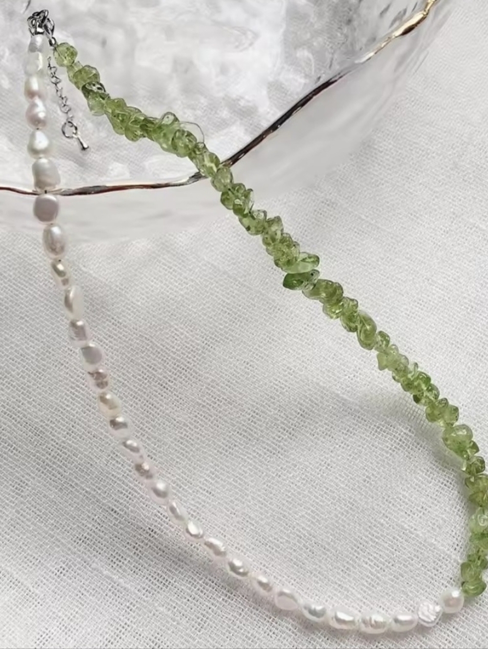 💚🤍NEW💚🤍 GORGEOUS!! SS Half Peridot Chips And Half Freshwater Pearl Necklace